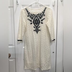 Lace patterned white dress with inner lining layer